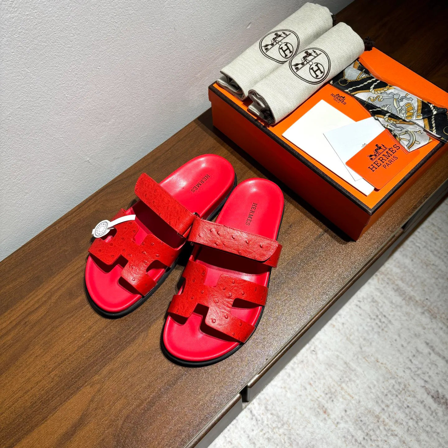 👟👟Ex-factory price 520👟👟 Men's size +10 Brand💗: HERMES Number💗: H8018-210199 Color💗: Ostrich pattern new color system Size 💗: 35 to 40 38-45 Upper material: imported calfskin Outsole material: Tpu anti-slip and wear-resistant outsole 🆕🆕🆕HERMES 2025 latest color matching, original purchased and dismantled, imported custom fabrics. All colors have been adjusted N times, striving to be zero different from the original! The top version for women 💰 Erjie's shoes that have become extremely popular recently - chypre sandals, which are comfortable for all ages and are cute and cute. Paired with various colored socks, it’s so trendy